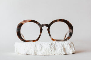 Cyril vend des lunettes Meg Eyewear