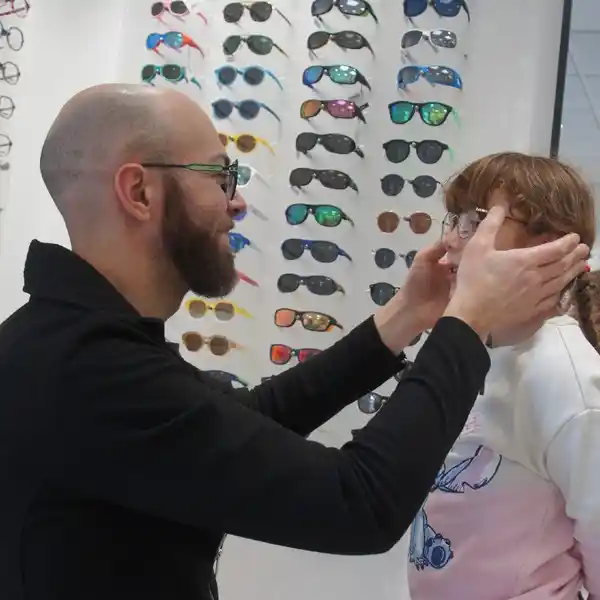 Accompagnement dans le choix de vos lunettes avec l'opticien Landern'Optique de Landerneau