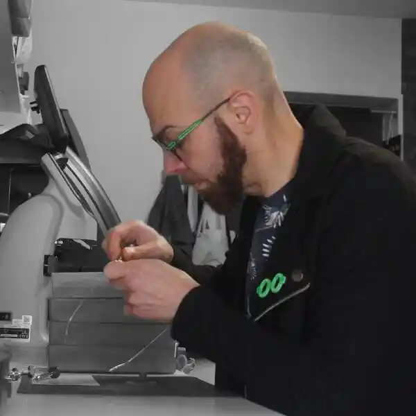 Réparateur de lunettes à Landerneau avec Cyril BARNOIN